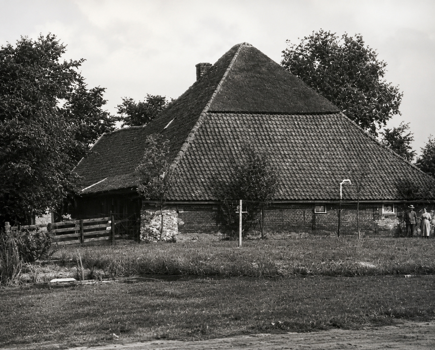 Jan Houwertjes en Anna Catharina Kwantes aan de achterkant van de boerderij omstreeks 1920